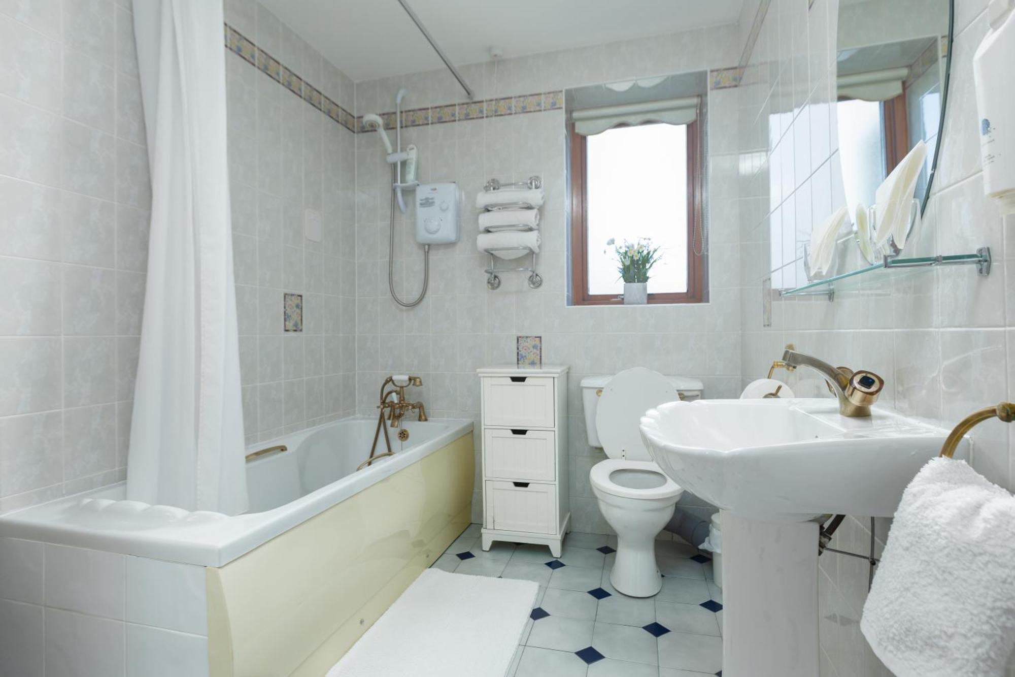 The Derg Arms B&B Castlederg Eksteriør bilde